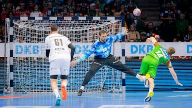 Eine von vier Siebenmeter-Paraden von THW-Keeper Andreas Wolff (Mitte), hier gegen Ómar Ingi Magnússon (rechts). 