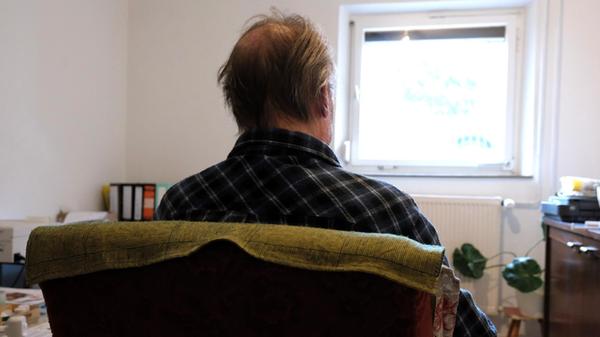 Tief gefallen: Promovierter 66-Jähriger aus Forchheim lebt in Kellerwohnung