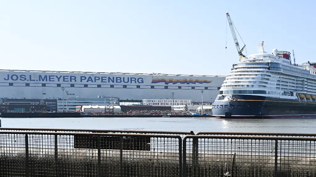 Das-Kreuzfahrtschiff-Disney-Destiny-liegt-am-Ausruestungskai-der-Meyer-Werft-In-wenigen-Wochen-soll-die-Disney-Destiny-in-Richtung-Nordsee-gefahren-werden