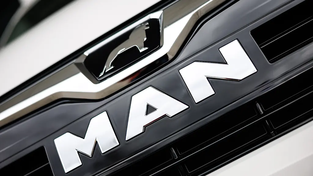 Das-Logo-der-MAN-Truck-Bus-SE-ist-an-der-Front-von-einem-Fahrzeug-der-MAN-Truck-Bus-SE-zu-sehen-MAN-ist-Teil-der-TRATON-GROUP-einem-der-weltweit-fuehrenden-Nutzfahrzeughersteller-MAN-Truck-Bus-SE-konzentriert-sich-auf-die-Entwicklung-Produktion-und-den-Vertrieb-von-Nutzfahrzeugen-insbesondere-Lkw-und-Busse