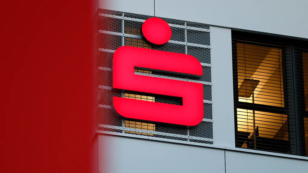 Das-Logo-der-Sparkasse-zu-sehen-an-der-Firmenkundenberatung-der-Sparkasse-KoelnBonn-in-Koeln-Ossendorf-Themenbild-Symbolbild-Koeln-17-02