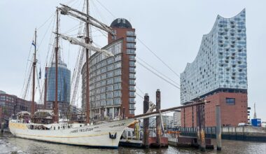 Feuer nahe Elbphilharmonie: Traditionssegler brennt im Hamburger Hafen
