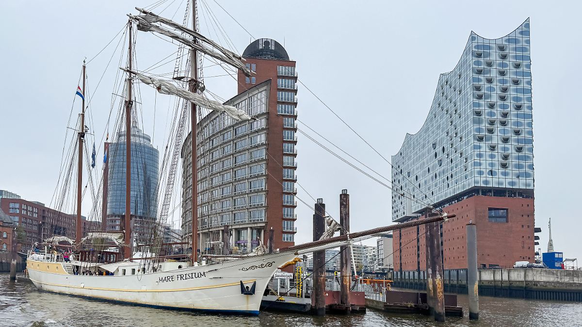 Feuer nahe Elbphilharmonie: Traditionssegler brennt im Hamburger Hafen
