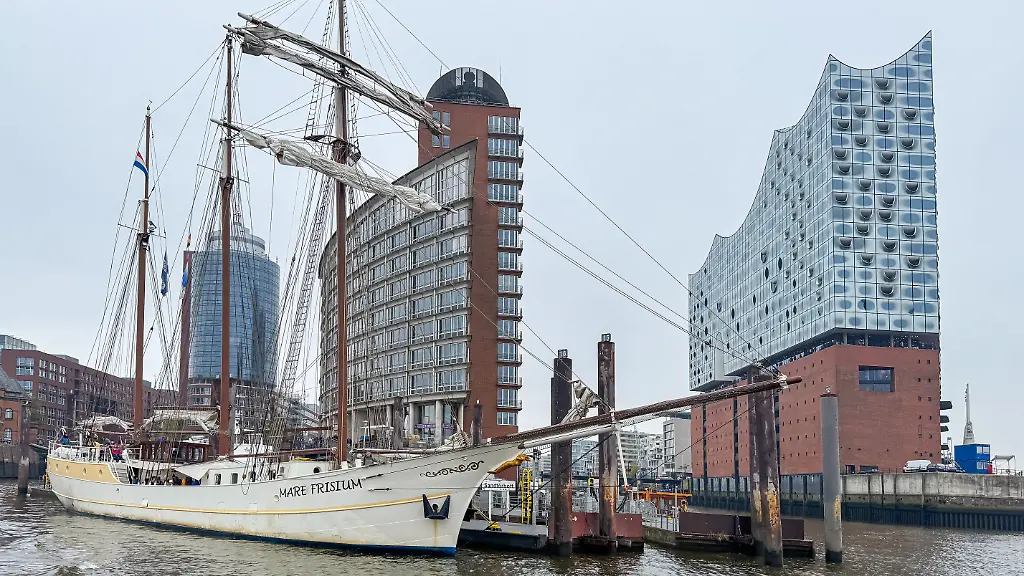 Das-Segelschiff-Mare-Frisium-liegt-am-Sandtorhoeft-im-Hafen-Hamburg-Im-Hintergrund-die-Elbphilharmonie