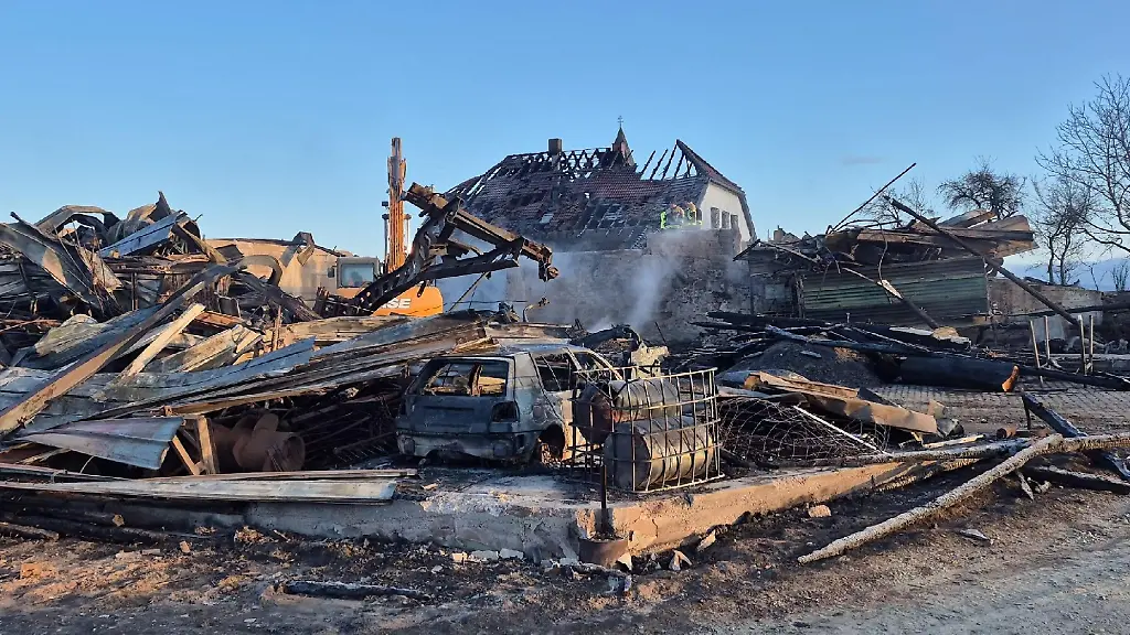 Das-ausgebrannte-Hof-Anwesen-An-Heiligabend-hat-ein-Brand-auf-einem-Hof-in-Breitenberg-im-Landkreis-Passau-einen-Millionenschaden-verursacht-An-mehreren-Gebaeuden-entstand-insgesamt-ein-geschaetzter-Sachschaden-im-unteren-siebenstelligen-Bereich-wie-die-Polizei-mitteilte-Menschen-wurden-nicht-verletzt