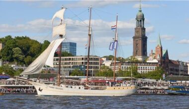 Segelschiff brennt im Hamburger Hafen nahe Elbphilharmonie