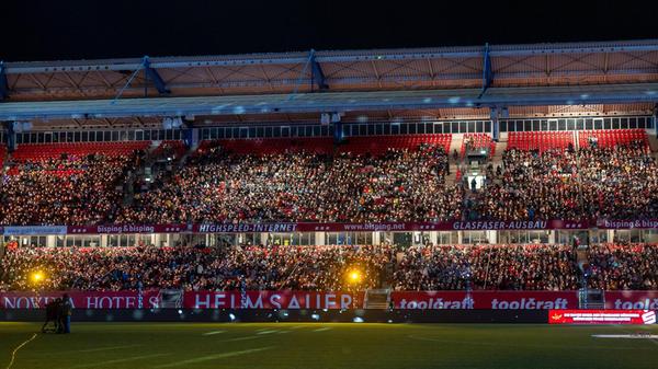 Weihnachtsmusik statt Fan-Gesang: Am Montagabend, 22.12.2025, fand das alljährliche "Rote Engel Adventssingen" im Max-Morlock-Stadion in Nürnberg statt. Rund 14.000 Menschen versammelten sich um 18 Uhr, um gemeinsam Weihnachtslieder zu singen.