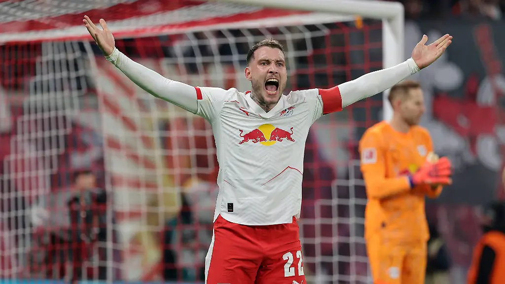 David-Raum-feuert-an-Aktion-Oberkoerper-Fussball-Fussball-DFL-Bundesliga-Herren-15-Spieltag-Saison-2025-2026-20-12-2025-RasenBallsport-RB-Leipzig-RBL-vs-Bayer-04-Leverkusen-in-der-RedBull-Arena-DFL-regulations-prohibit-any-use-of-photographs-as-image-sequences-and-or-quasi-video