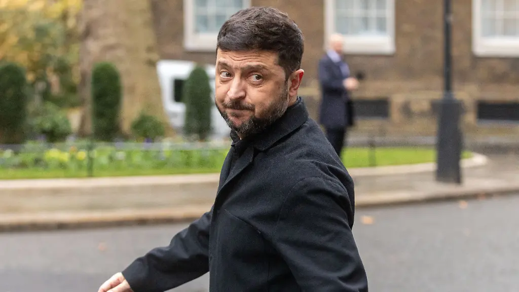 December-8-2025-London-England-United-Kingdom-UK-Prime-Minister-Keir-Starmer-welcomes-President-of-Ukraine-VOLODYMYR-ZELENSKYY-to-10-Downing-Street-for-a-meeting-with-German-Prime-Minister-Friedrich-Merz-and-French-President-Emmanuel-Macron