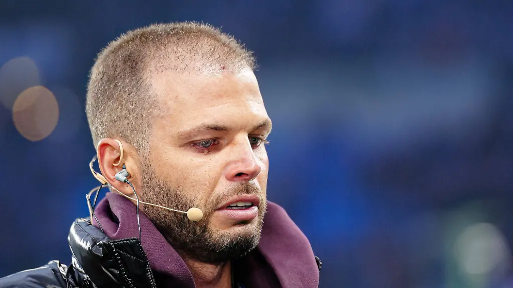 Dennis-Diekmeier-GER-Hamburger-SV-vs-Borussia-Dortmund-Fussball-1-Bundesliga-Spieltag-10-Saison-2025-2026-08-11-2025-DFL-REGULATIONS-PROHIBIT-ANY-USE-OF-PHOTOGRAPHS-AS-IMAGE-SEQUENCES-AND-OR-QUASI-VIDEO-GER-Hamburger-SV-vs-Borussia-Dortmund-Fussball-1-Bundesliga-Spieltag-10-Saison-2025-2026-08-11