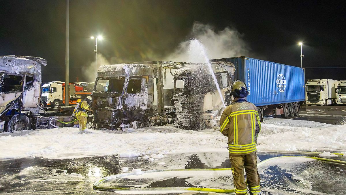 Nordrhein-Westfalen: Drei Lastwagen im Hafengebiet in Brand geraten