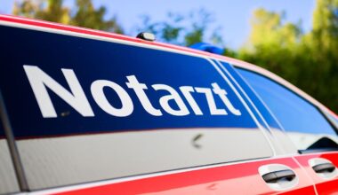 Nordrhein-Westfalen: Niederrhein: Frau prallt mit Auto gegen Baum und stirbt