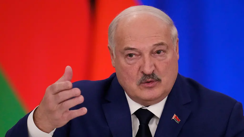 Der-belarussische-Machthaber-Alexander-Lukaschenko-spricht-waehrend-einer-gemeinsamen-Pressekonferenz-mit-dem-russischen-Praesidenten-Putin-nach-ihren-Gespraechen-im-Grossen-Kremlpalast