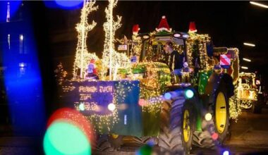 Geschmückte Traktoren bringen Spenden ans UKE nach Hamburg