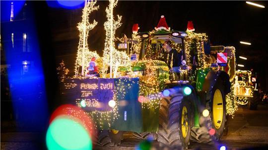 Geschmückte Traktoren bringen Spenden ans UKE nach Hamburg