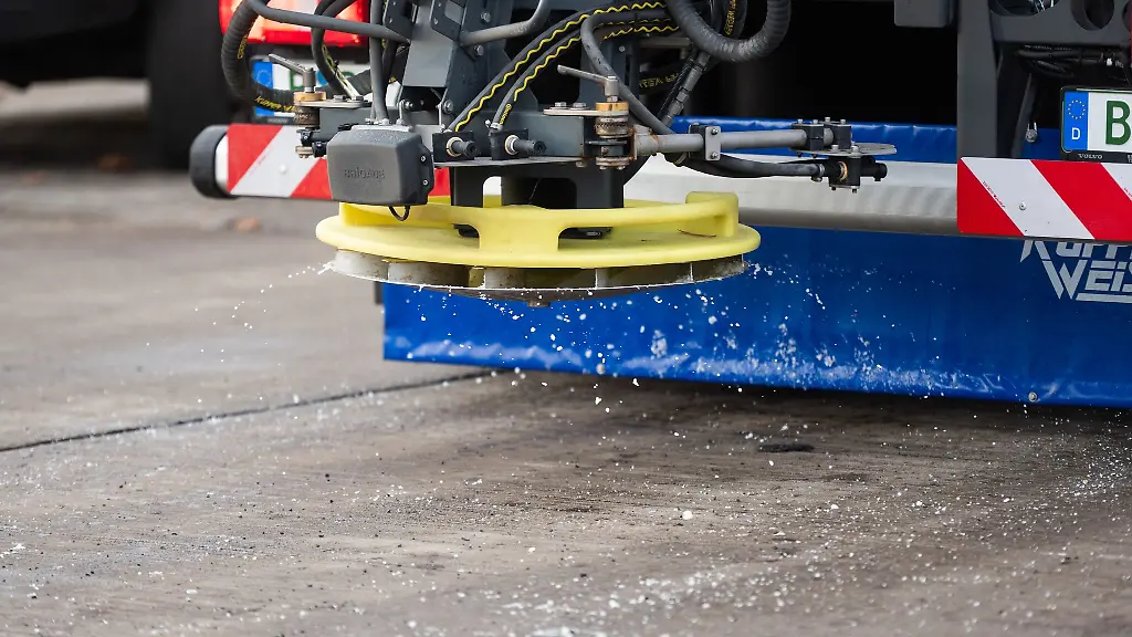 Die-BSR-hat-fuer-den-Winterdienst-540-Raeum-und-Streufahrzeuge-zur-Verfuegung