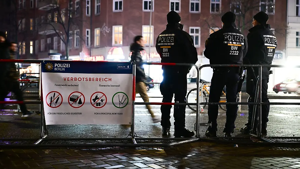 Die-Berliner-Polizei-nimmt-schon-vor-Mitternacht-mehr-als-100-Menschen-fest