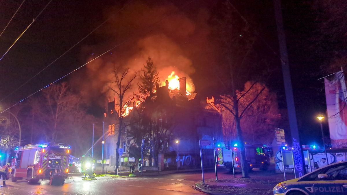Berlin & Brandenburg: Villa in Potsdam brennt – Feuerwehr rettet eine Person
