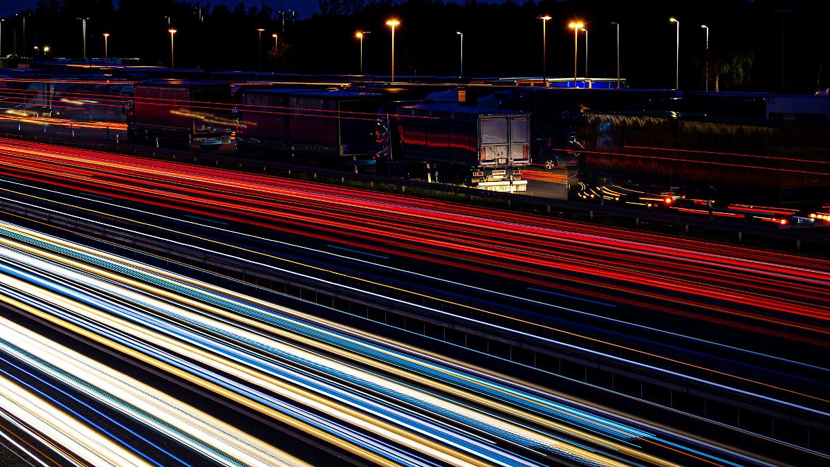 Niedersachsen & Bremen: Weihnachtsüberraschung: Polizei beschenkt Lastwagenfahrer