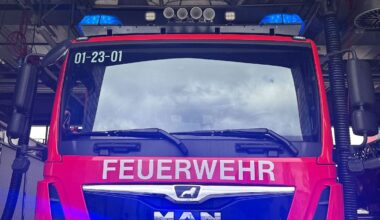 Hamburg & Schleswig-Holstein: Mehrere Container in Brand - Schwieriger Löscheinsatz