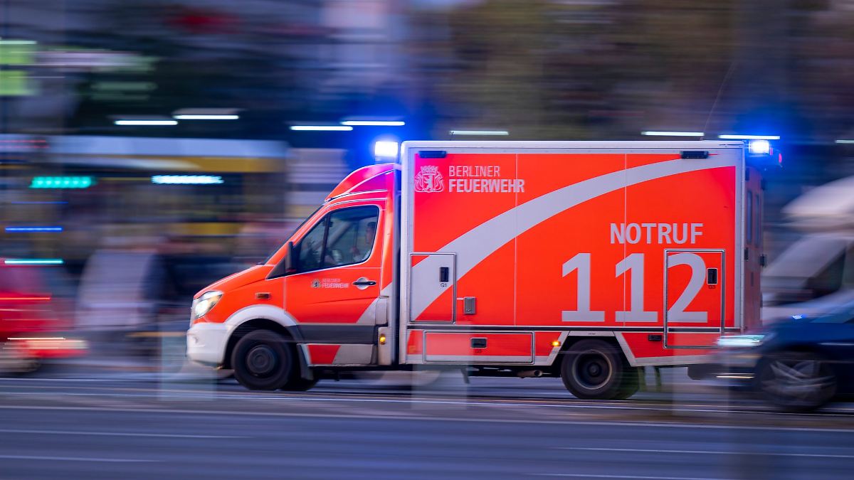 Berlin & Brandenburg: Feuer in Wohnung und Busbrand in Wilmersdorf