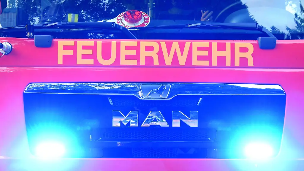 Die-Feuerwehr-loeschte-die-brennenden-Transporter