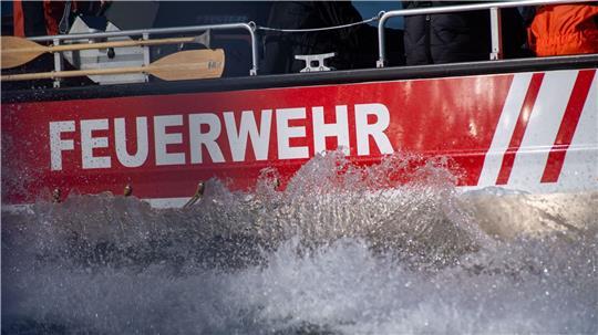 Mann stürzt in Hamburg von Schiff in die Elbe