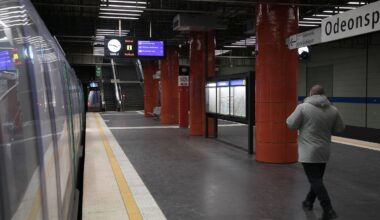 Flyer in U-Bahn verteilt: Polizei München ermittelt gegen als Weihnachtsmänner verkleidete Rechtsextreme