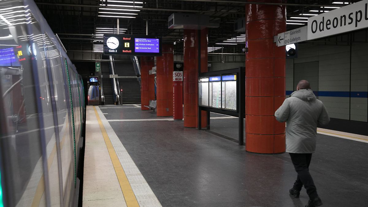 Flyer in U-Bahn verteilt: Polizei München ermittelt gegen als Weihnachtsmänner verkleidete Rechtsextreme