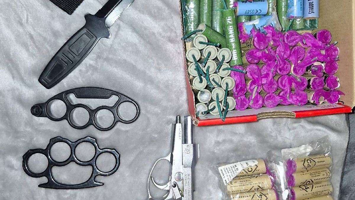 Berlin & Brandenburg: Zahlreiche Waffen bei Razzia in Kinderzimmer entdeckt