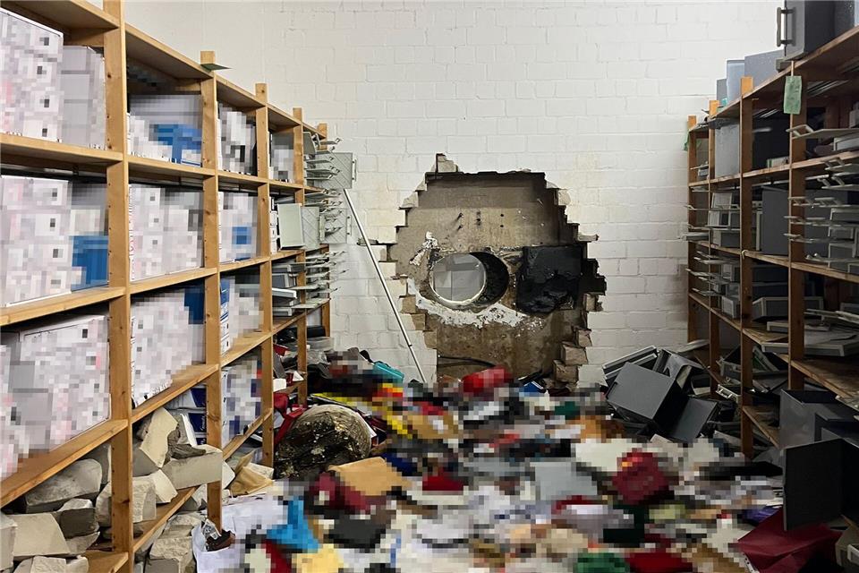 Die Täter arbeiteten sich mit einem Spezialbohrer in den Tresorraum der Bank vor.-/Polizei Gelsenkirchen/dpa