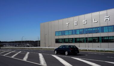 "Hinter branchenüblichem Niveau": Tesla erhöht Löhne in Grünheide - Kritik von der IG Metall