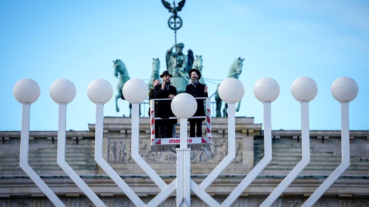 Berlin & Brandenburg: Chanukka-Feier: Vorkehrungen rund um das Brandenburger Tor