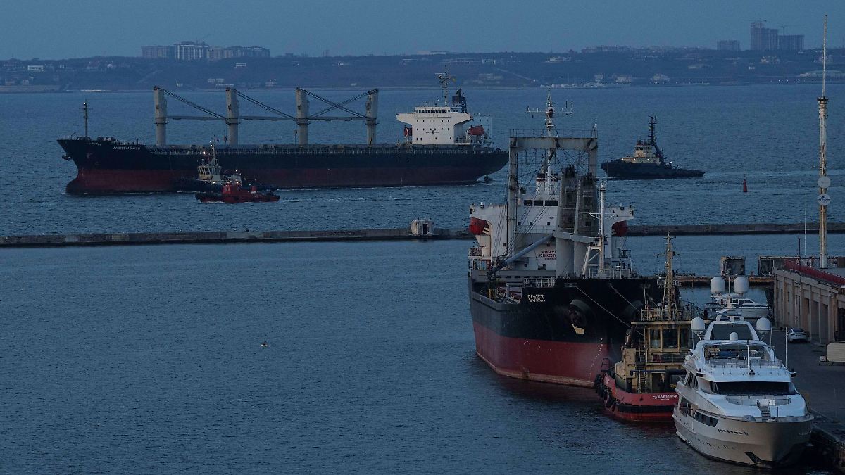 Transportierte Lebensmittel: Ukraine: Türkische Fähre durch russischen Luftangriff im schwarzen Meer getroffen