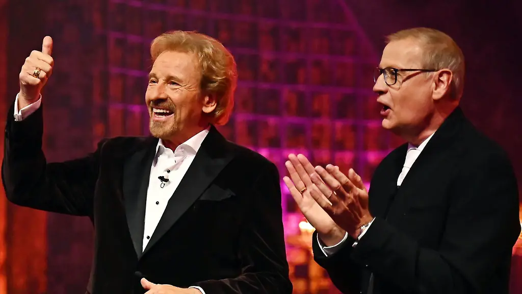Dieses-von-RTL-zur-Verfuegung-gestellte-Foto-zeigt-die-Moderatoren-Thomas-Gottschalk-l-und-Guenther-Jauch-waehrend-der-RTL-Show-Denn-sie-wissen-nicht-was-passiert