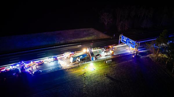 Auf dem Luftbild zeigt sich, wie sehr die Fahrzeuge ineinander verkeilt sind. Auf dem Luftbild zeigt sich, wie sehr die Fahrzeuge ineinander verkeilt sind.