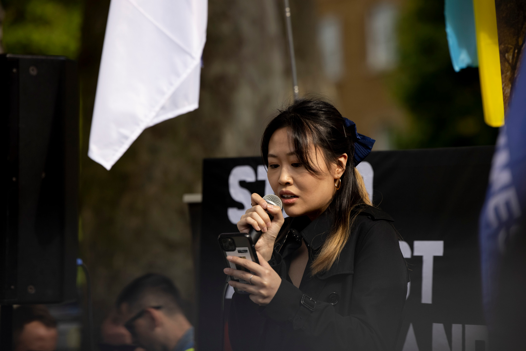 Carmen Lau hält eine Rede bei einer Kundgebung gegen autoritäre Regime vor der Downing Street in London.