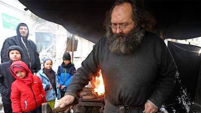 Schmied Martin Schüller bringt Kindern am Felsenkeller sein Handwerk näher.