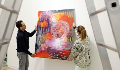 Aufbau in den Galerien zum traditionellen Winterrundgang auf dem Areal der ehemaligen Leipziger Baumwollspinnerei im Januar 2025. Aufbau der Ausstellung "Carnival of the Goddess" von Anna Steinert in der Galerie Reiter. Bild: Koexistierende Konsistenzen II.