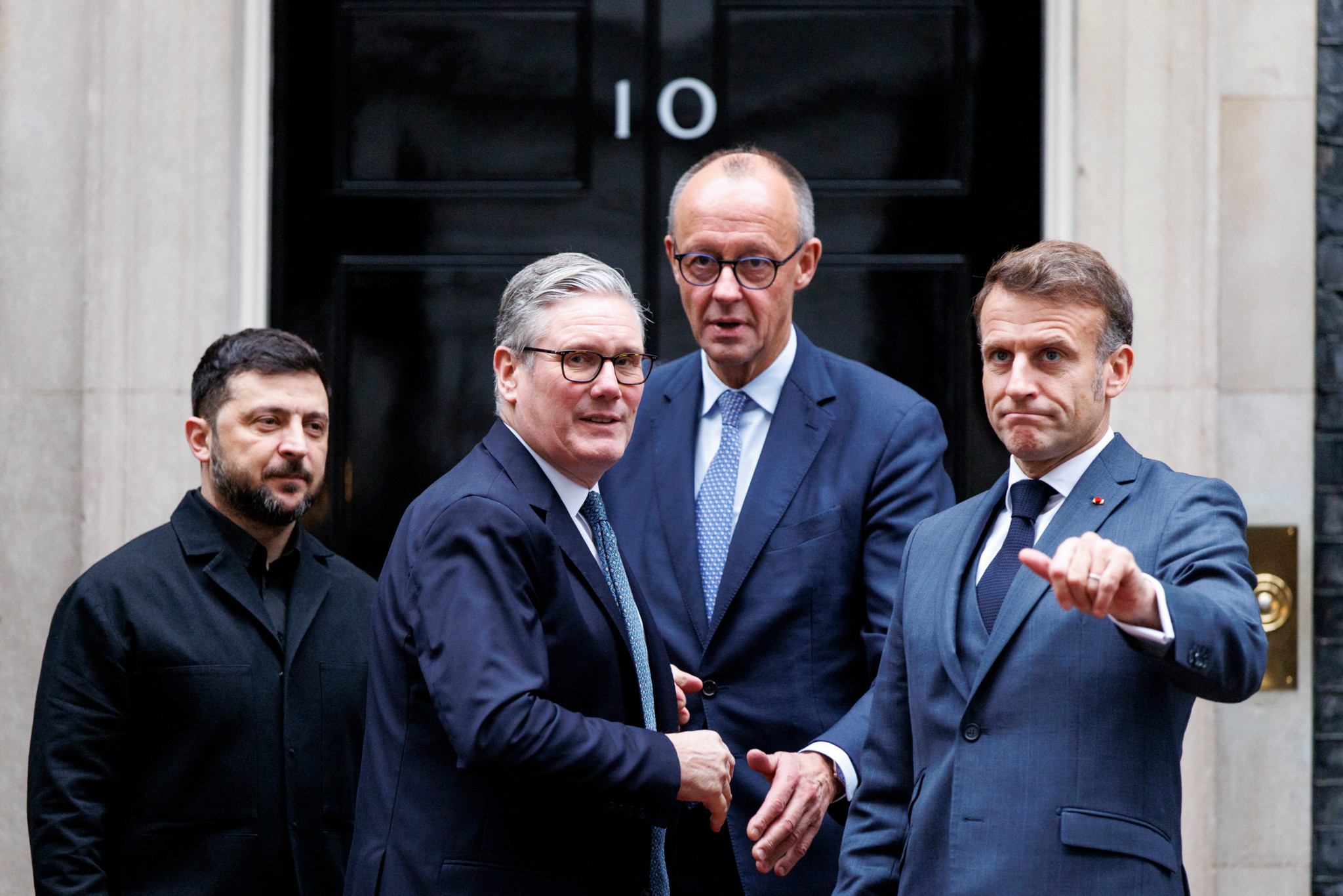 Die Staatsoberhäupter der Ukraine, Grossbritannien, Deutschland und Frankreich, darunter Wolodymyr Selenskyj, Keir Starmer, Friedrich Merz und Emmanuel Macron, sprechen vor der 10 Downing Street in London, 8. Dezember 2025, über Friedensverhandlungen.