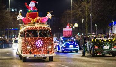Mit Lichterketten verzierte Oldtimer rollen durch Hannover