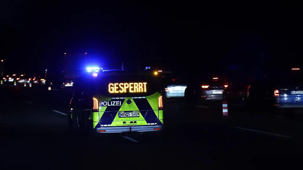 Ein-Fahrzeug-der-Polizei-sperrt-eine-Fahrspur-auf-der-Autobahn-1-Aufgrund-der-Glaette-gab-es-mehrere-Unfaelle