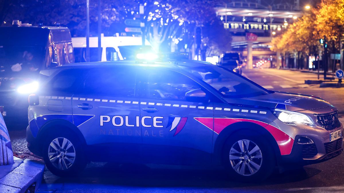 Polizei findet Lachgas: Frankreich: Drei Jungen nach Autosturz in Pool ertrunken