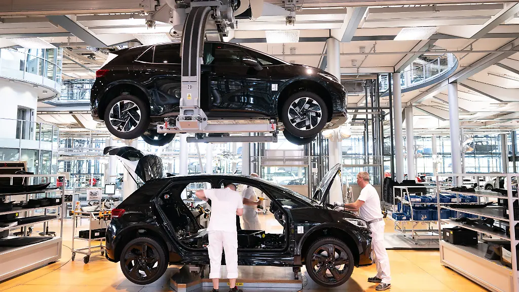 Ein-VW-ID-3-in-der-Endmontage-in-der-Glaesernen-Manufaktur-von-Volkswagen-an-einer-Fertigungslinie