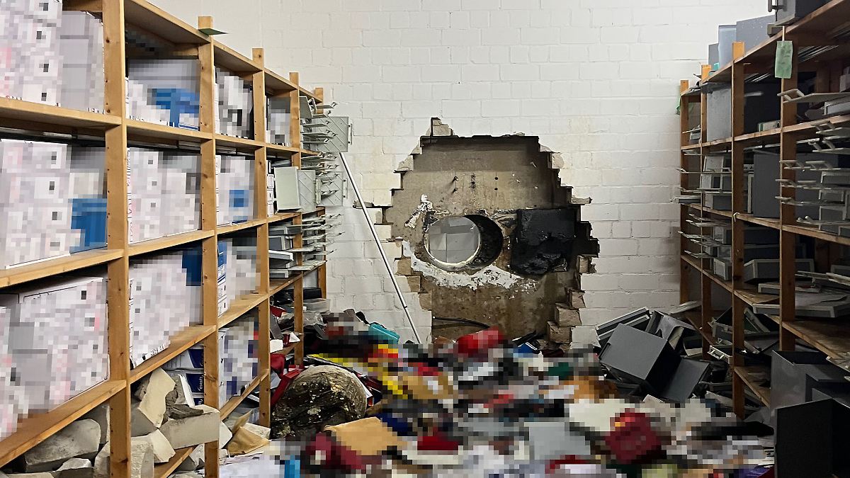 Noch keine Spur zu Tätern: Nach Einbruch in Tresorraum soll Sparkassenfiliale wieder öffnen