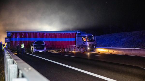 Ein Lkw kam auf der A6 komplett über alle Fahrbahnen zum Stehen. Die Bergung war sehr aufwändig. Ein Lkw kam auf der A6 komplett über alle Fahrbahnen zum Stehen. Die Bergung war sehr aufwändig.