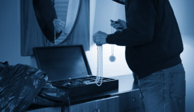 Einbruch in Mehrfamilienhaus am Weihnachtstag - Heiligabend - in Wiesbaden.