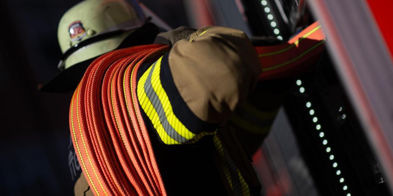 Großbrand in Mehrfamilienhaus – Gebäude unbewohnbar