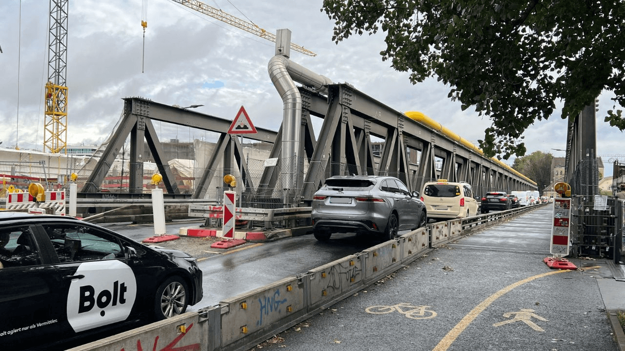 Stau in der Baustelle auf der Elsenbrücke