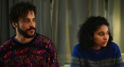 "Im Rosengarten": Der von Alkohol und Drogen ausgelaugte Rapper Yak (Kostja Ullmann) erfährt, dass sein syrischer Vater, den er seit 30 Jahren nicht gesehen hat, in einer Klinik in Köln im Koma liegt, fährt hin und trifft zu seiner großen Überraschung auf seine Halbschwester Latifa (Safinaz Sattar)